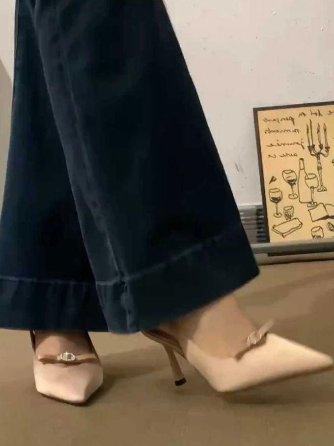 蓝黑色