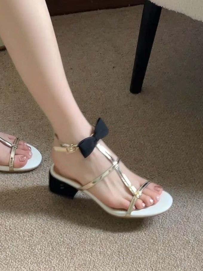 粗跟 无帮 袢扣 皮革 