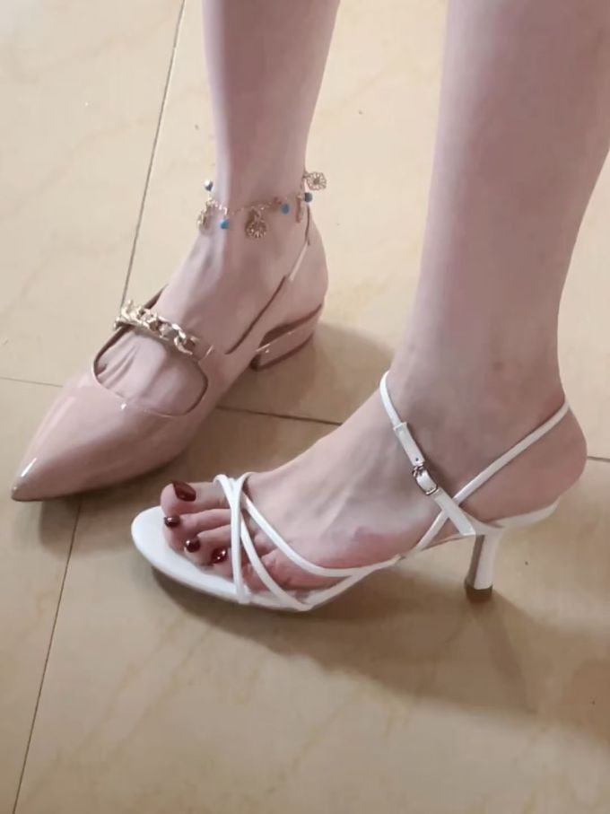 中跟 细跟 无帮 袢扣 皮革
