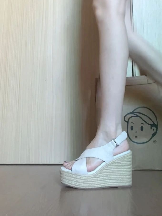 坡跟 无帮 袢扣 皮革