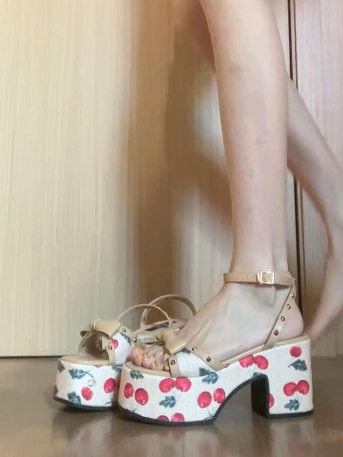 厚底 袢扣 皮革