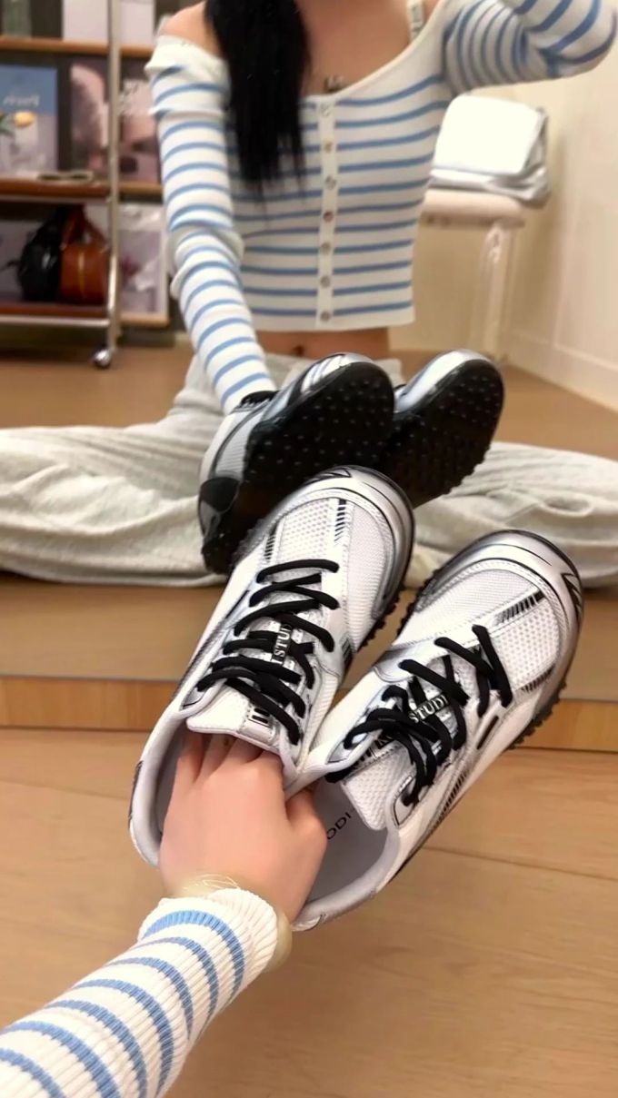 毛纺 截短型 圆形领 基础袖 满印&循环 条纹/波纹 灰羽色 塔灰色 椰奶 基础扣饰