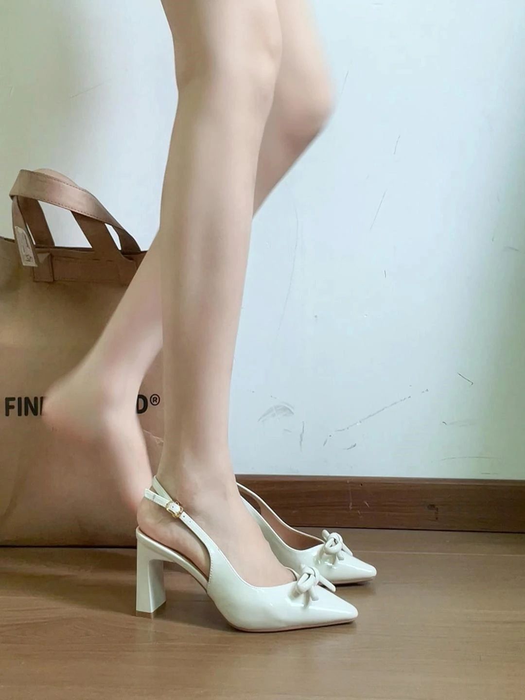 中跟 粗跟 无帮 皮革  - VALI鞋履AI设计主图