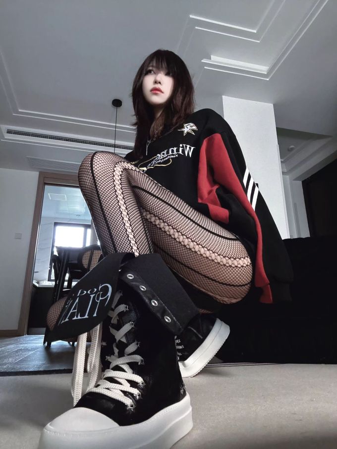 针织面料 H型 拼接袖 局部印染 字母 印花