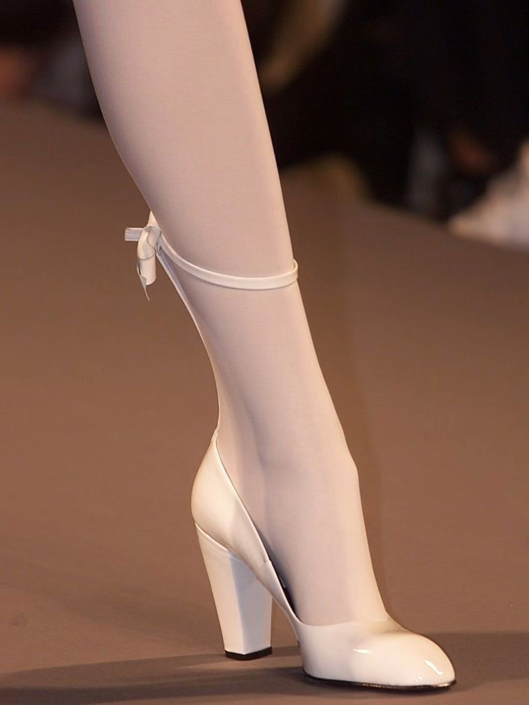 高跟 粗跟 圆头 皮革  - VALI鞋履AI设计主图