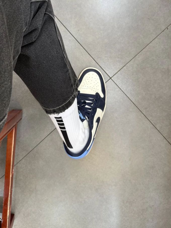 蓝黑色 钟乳石 薄云