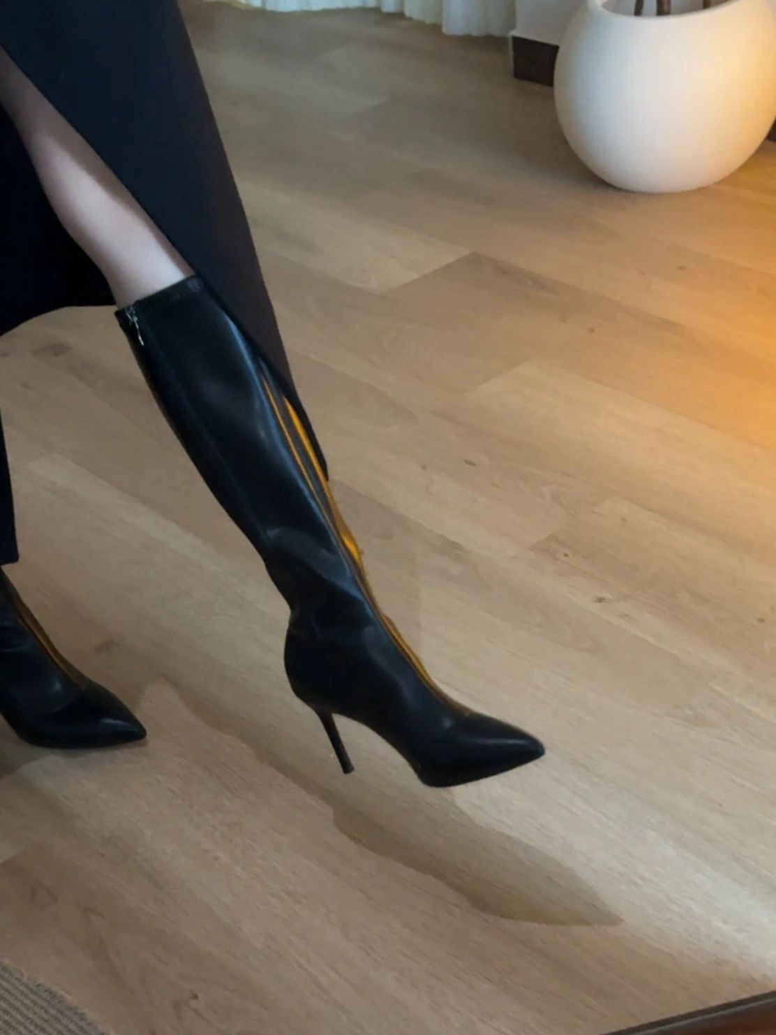 高跟 细跟 剪影 板岩黑 陶器蓝 尖头 皮革 高跟 细跟 剪影 板岩黑 陶器蓝 尖头 皮革 - VALI鞋履AI设计主图