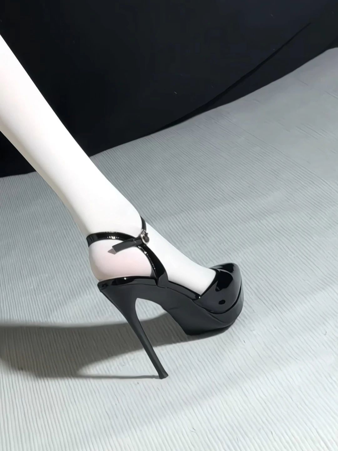 无底洞 黑沙 灰白色 袢扣 皮革  - VALI鞋履AI设计主图