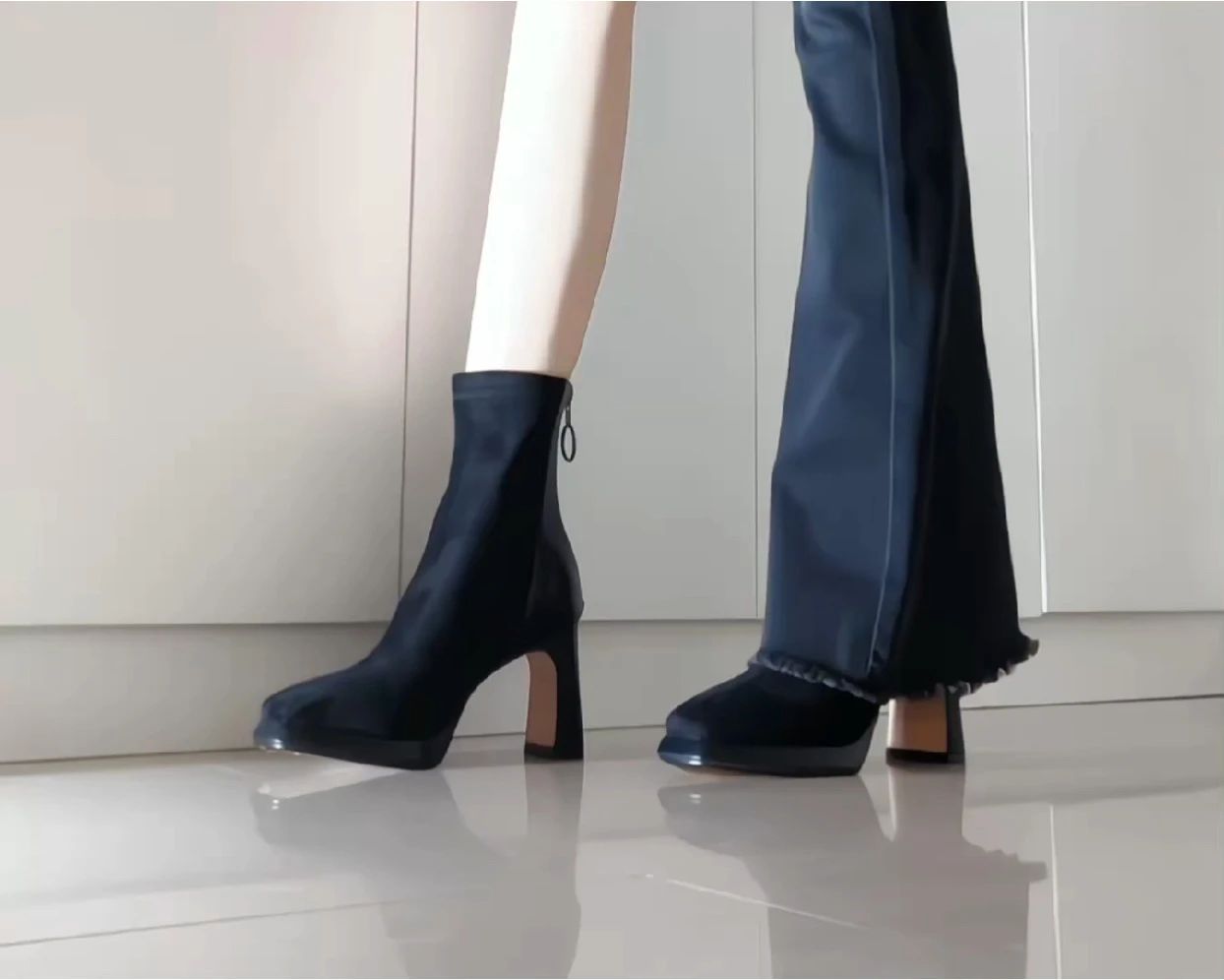 高跟 粗跟 剪影 马尾藻海 深黑蓝色 皮革  - VALI鞋履AI设计主图