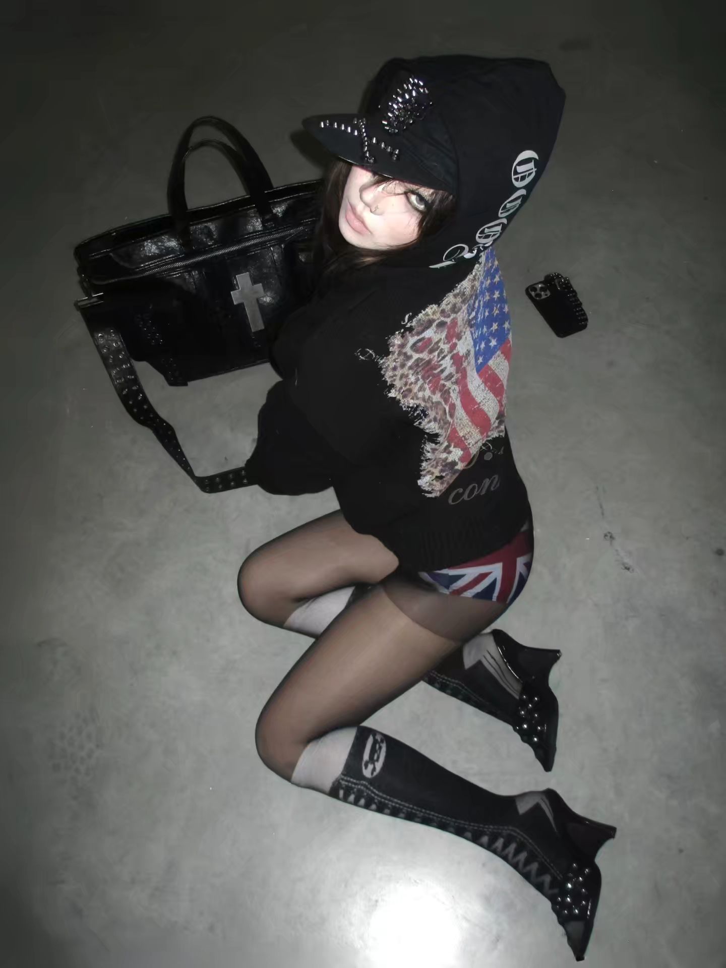 针织面料 H型 连帽领 中长袖 基础袖 局部印染 字母 印花 燕尾服 暴雨色 深灰玫瑰红 朋克摇滚 针织面料 H型 连帽领 中长袖 基础袖 局部印染 字母 印花 燕尾服 暴雨色 深灰玫瑰红 朋克摇滚 - VALI鞋履AI设计主图