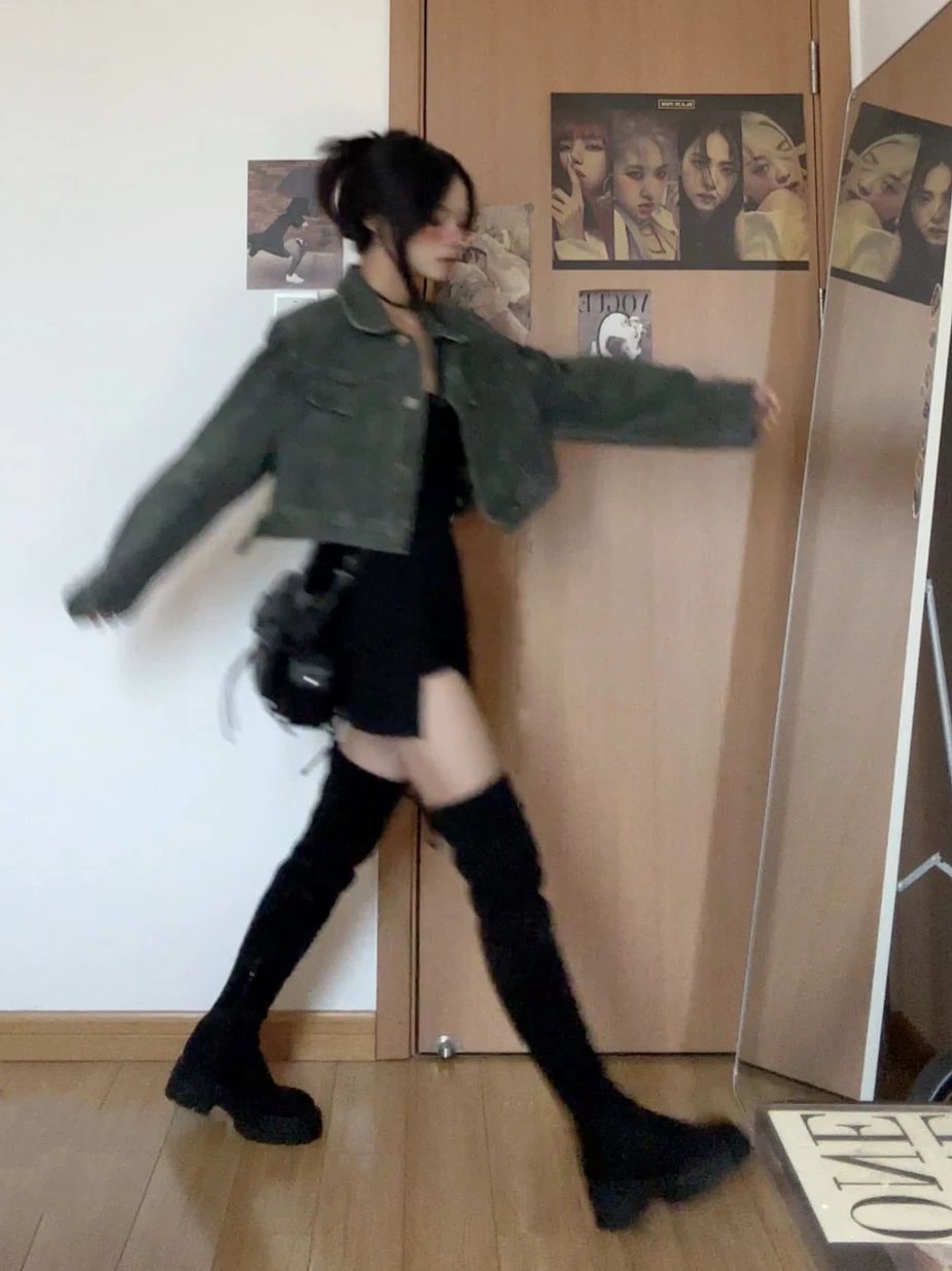 牛仔面料 截短型 翻领 中长袖 基础袖 尾气黑 都市灰 墨黑色 基础扣饰 牛仔面料 截短型 翻领 中长袖 基础袖 尾气黑 都市灰 墨黑色 基础扣饰 - VALI鞋履AI设计主图