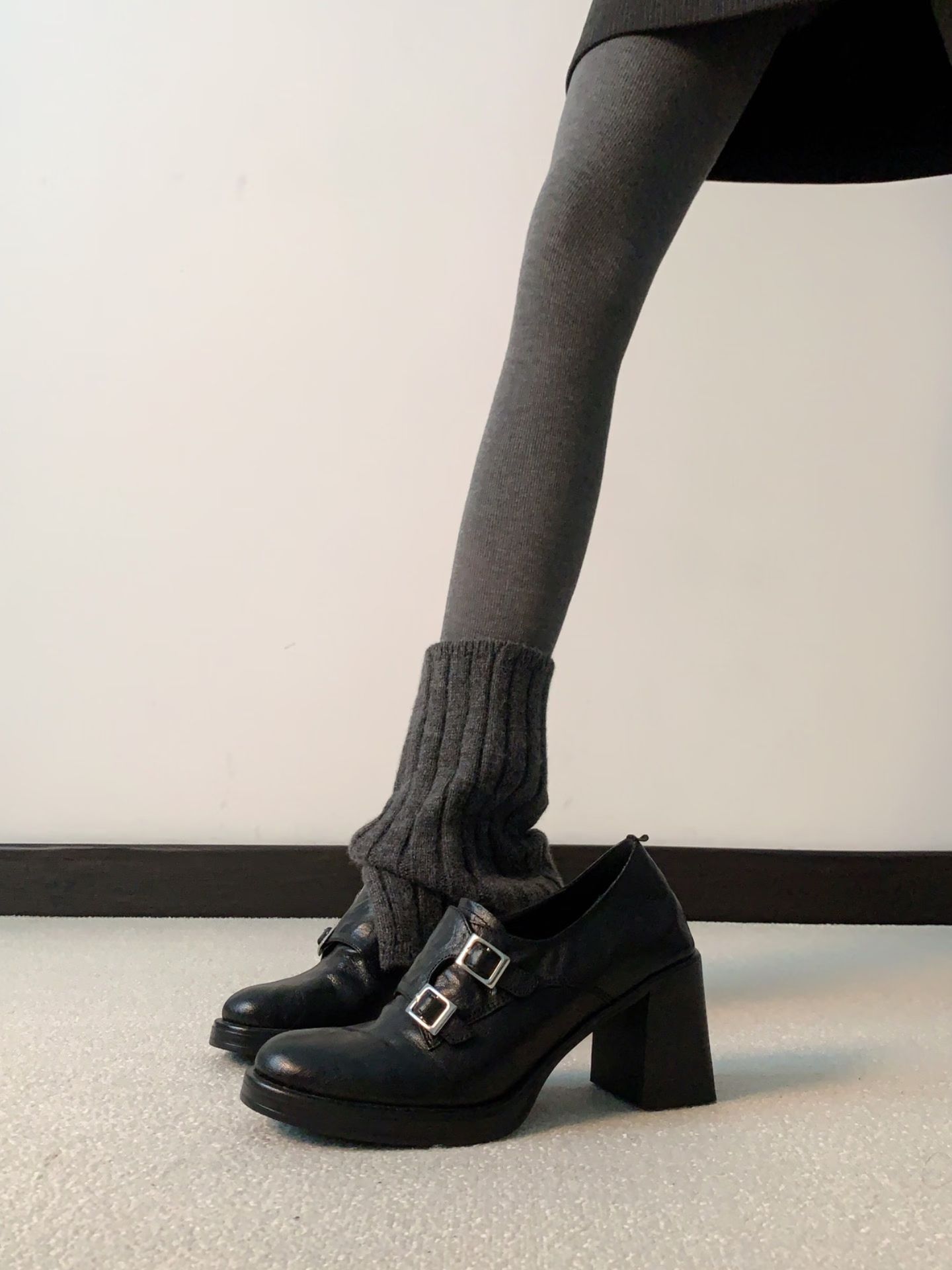 粗跟 燕尾服 橄榄黑 灯黑 圆头 低帮 袢扣 深口鞋 皮革 粗跟 燕尾服 橄榄黑 灯黑 圆头 低帮 袢扣 深口鞋 皮革 - VALI鞋履AI设计主图