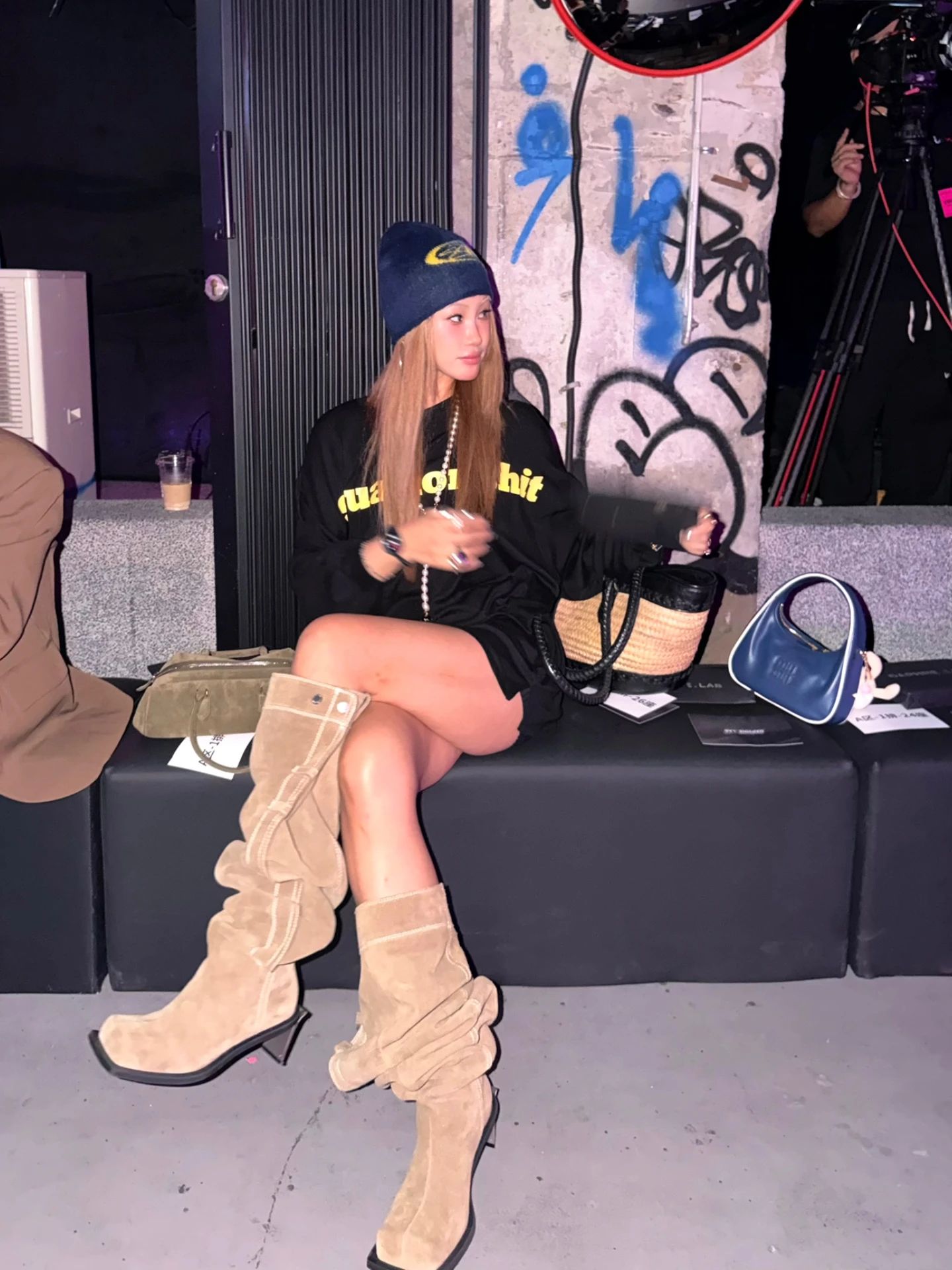 针织面料 H型 圆形领 中长袖 基础袖 局部印染 字母 印花 深井黑 菊苣咖啡 针织面料 H型 圆形领 中长袖 基础袖 局部印染 字母 印花 深井黑 菊苣咖啡 - VALI鞋履AI设计主图