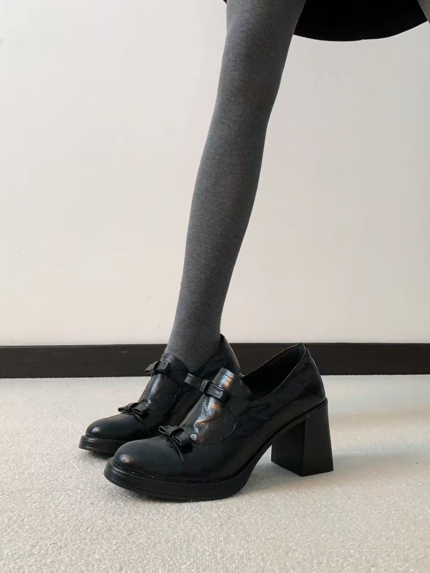 中跟 粗跟 燕尾服 暗影蓝 灰黑色 圆头 低帮 深口鞋 皮革 中跟 粗跟 燕尾服 暗影蓝 灰黑色 圆头 低帮 深口鞋 皮革 - VALI鞋履AI设计主图