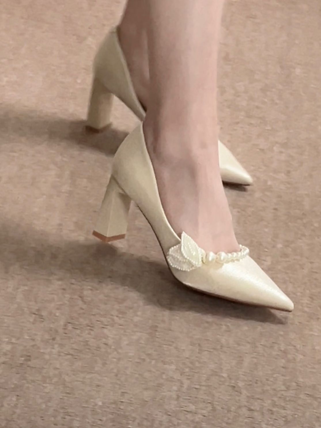 高跟 粗跟 玉米杆色 浅蜜黄 爱尔兰奶油 尖头 低帮 一脚蹬 浅口鞋 蕾丝 高跟 粗跟 玉米杆色 浅蜜黄 爱尔兰奶油 尖头 低帮 一脚蹬 浅口鞋 蕾丝 - VALI鞋履AI设计主图