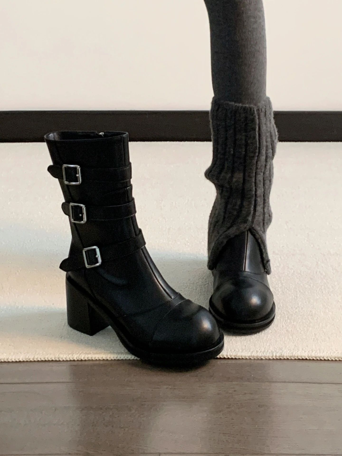 中跟 粗跟 圆头 袢扣 皮革  - VALI鞋履AI设计主图