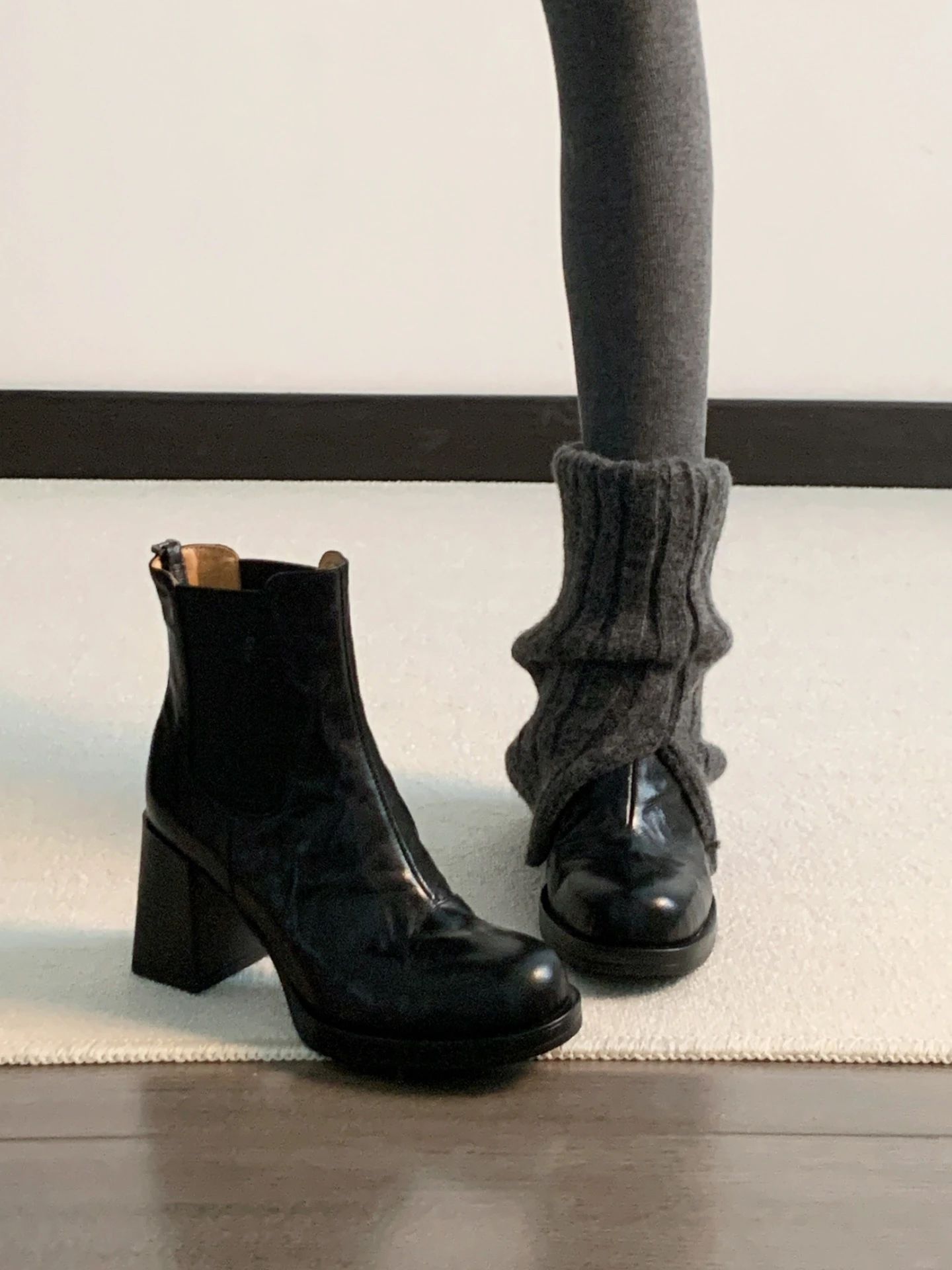 中跟 粗跟 尾气黑 鹪鹩色 圆头 松紧带 皮革  - VALI鞋履AI设计主图