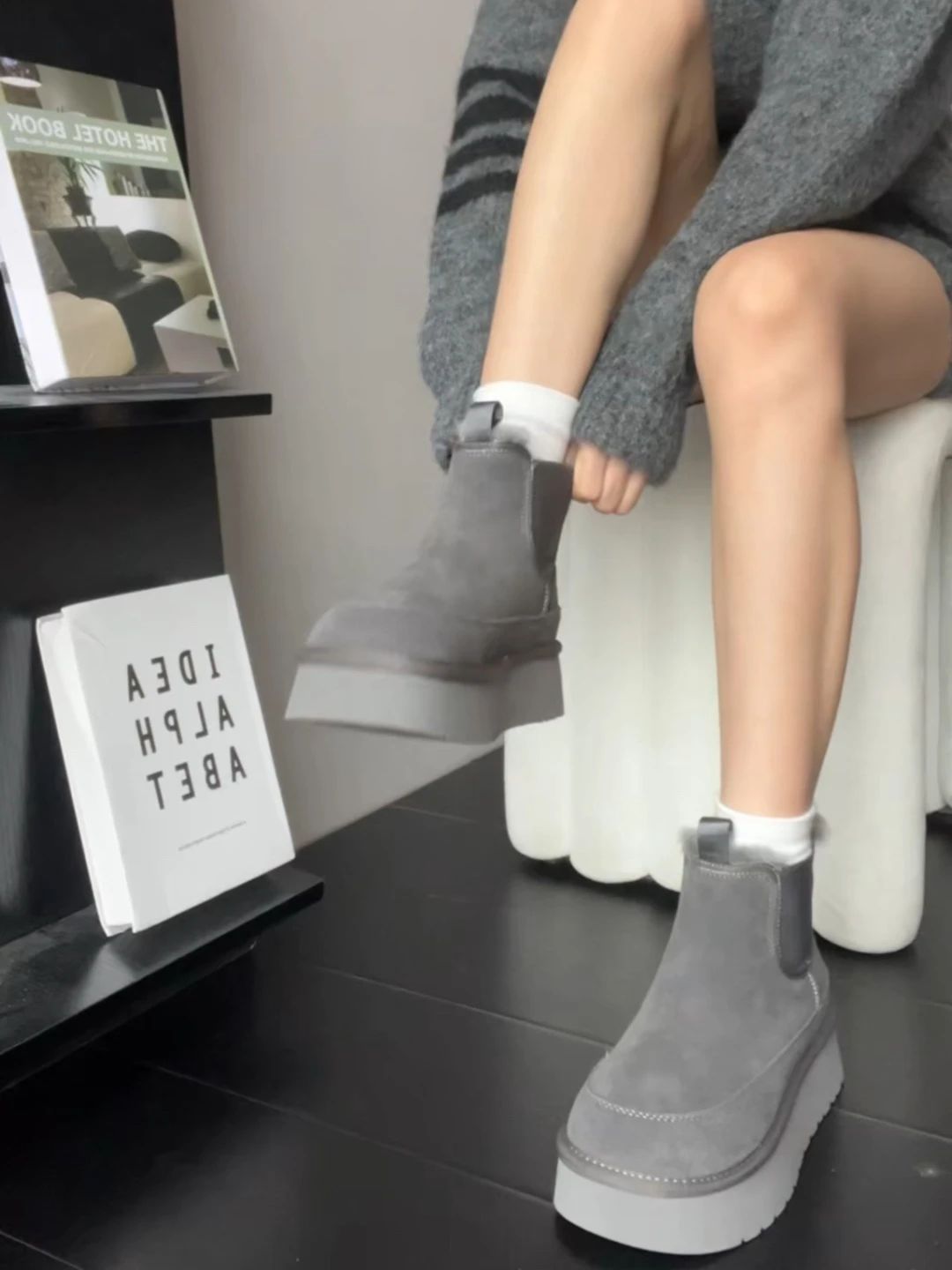 坡跟 轮廓灰 灰色幻觉 狼尾 圆头 松紧带 皮革  - VALI鞋履AI设计主图