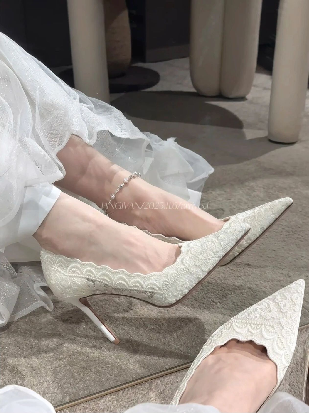 银白 柳灰 白绒羽 尖头 低帮 一脚蹬 浅口鞋  - VALI鞋履AI设计主图