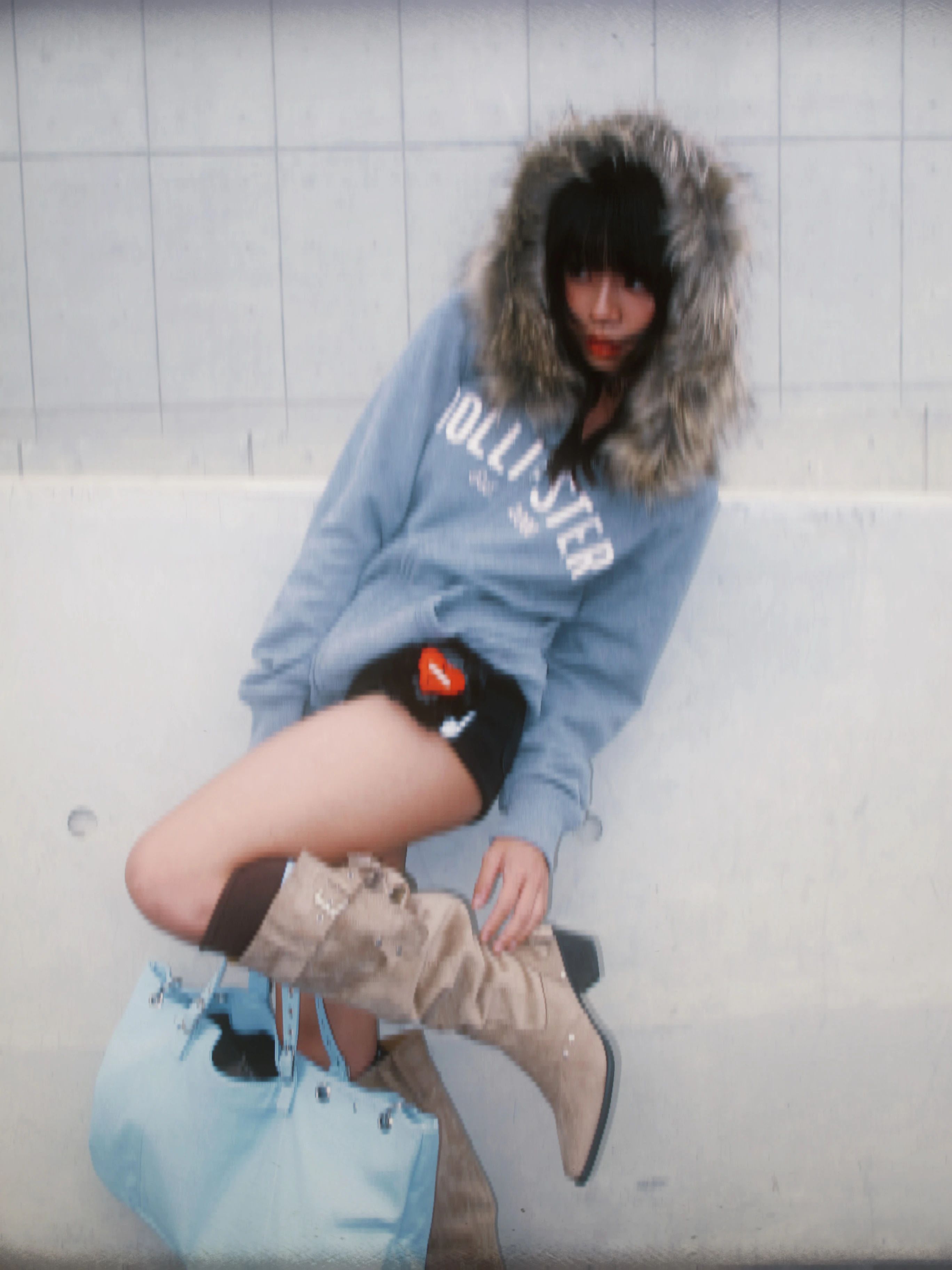 针织面料 圆形领 中长袖 基础袖 局部印染 印花 雨洗 软麂皮 远空蓝 休闲运动 运动  - VALI鞋履AI设计主图