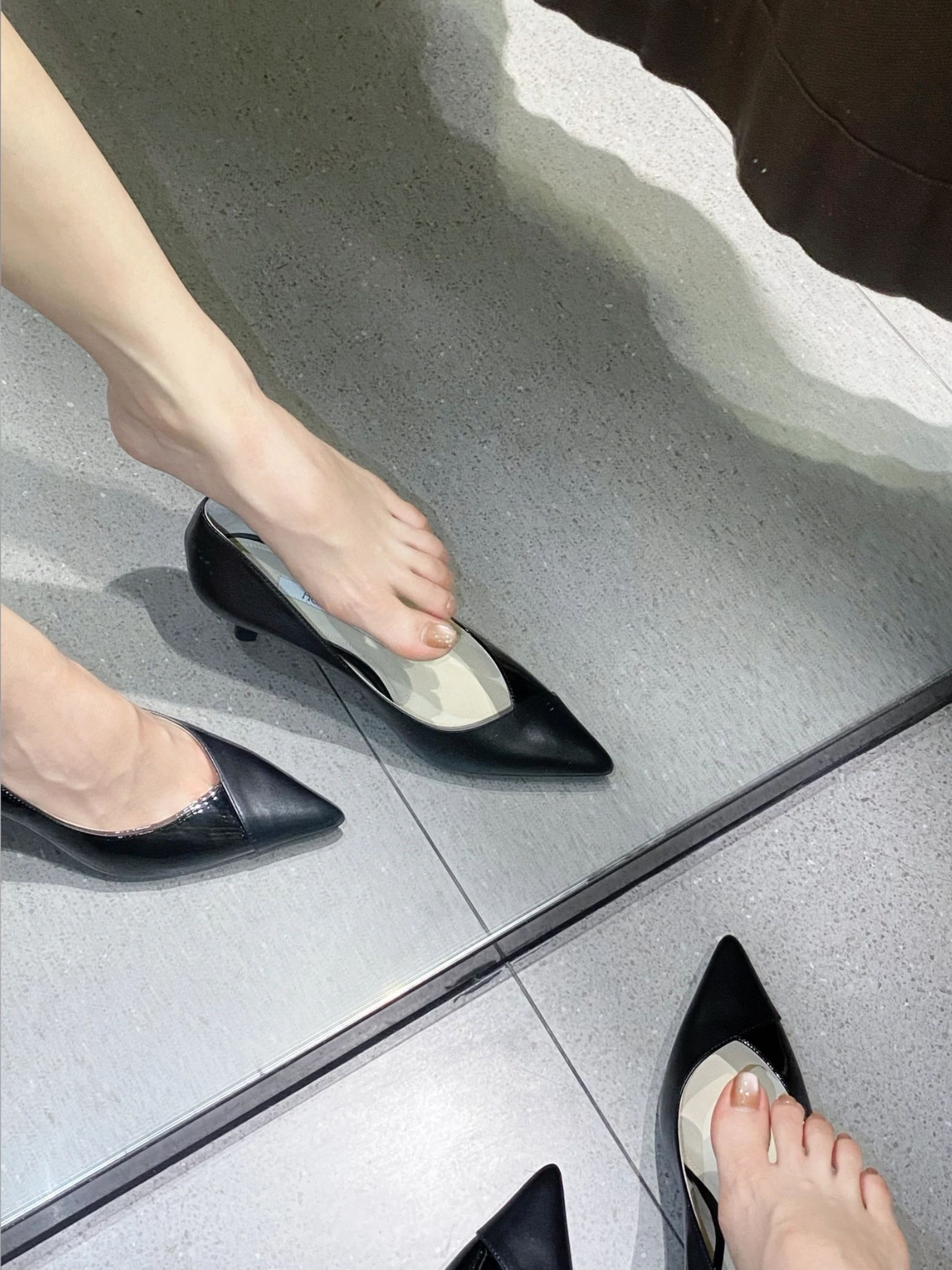 粗跟 燕尾服 信鸽色 灰白色 尖头 低帮 一脚蹬 浅口鞋 皮革  - VALI鞋履AI设计主图