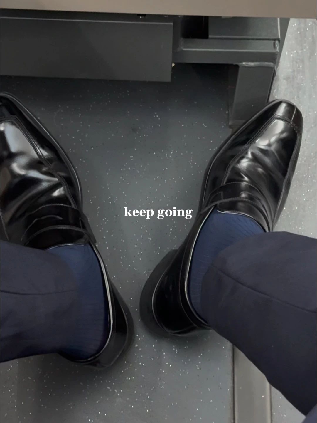 无烟煤色 奥德赛灰 火山灰 尖头 深口鞋 皮革  - VALI鞋履AI设计主图