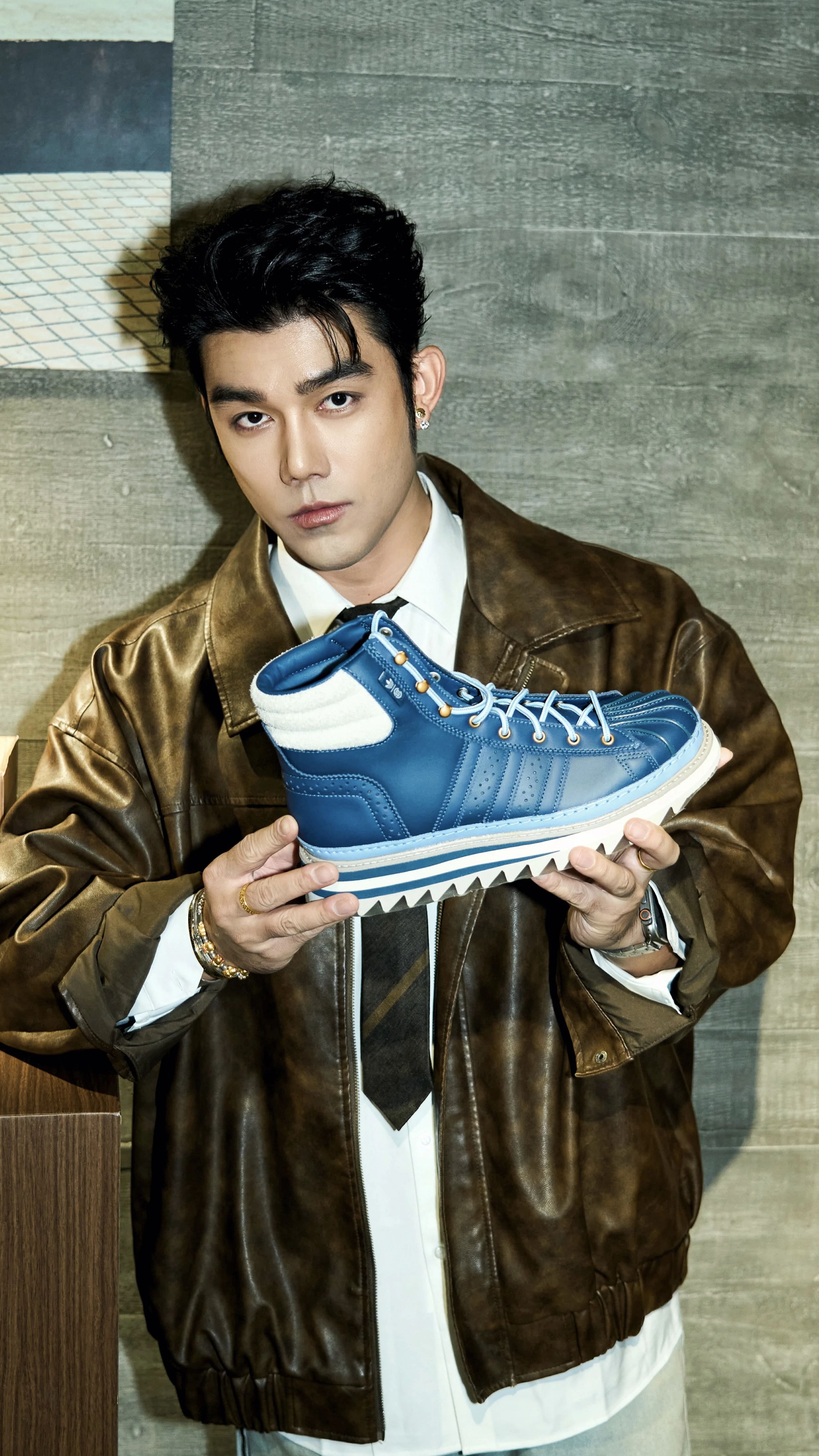 皮革面料 翻领 中长袖 基础袖 满印&循环 深橄榄色 深洞 半透明 基础拉链  - VALI鞋履AI设计主图