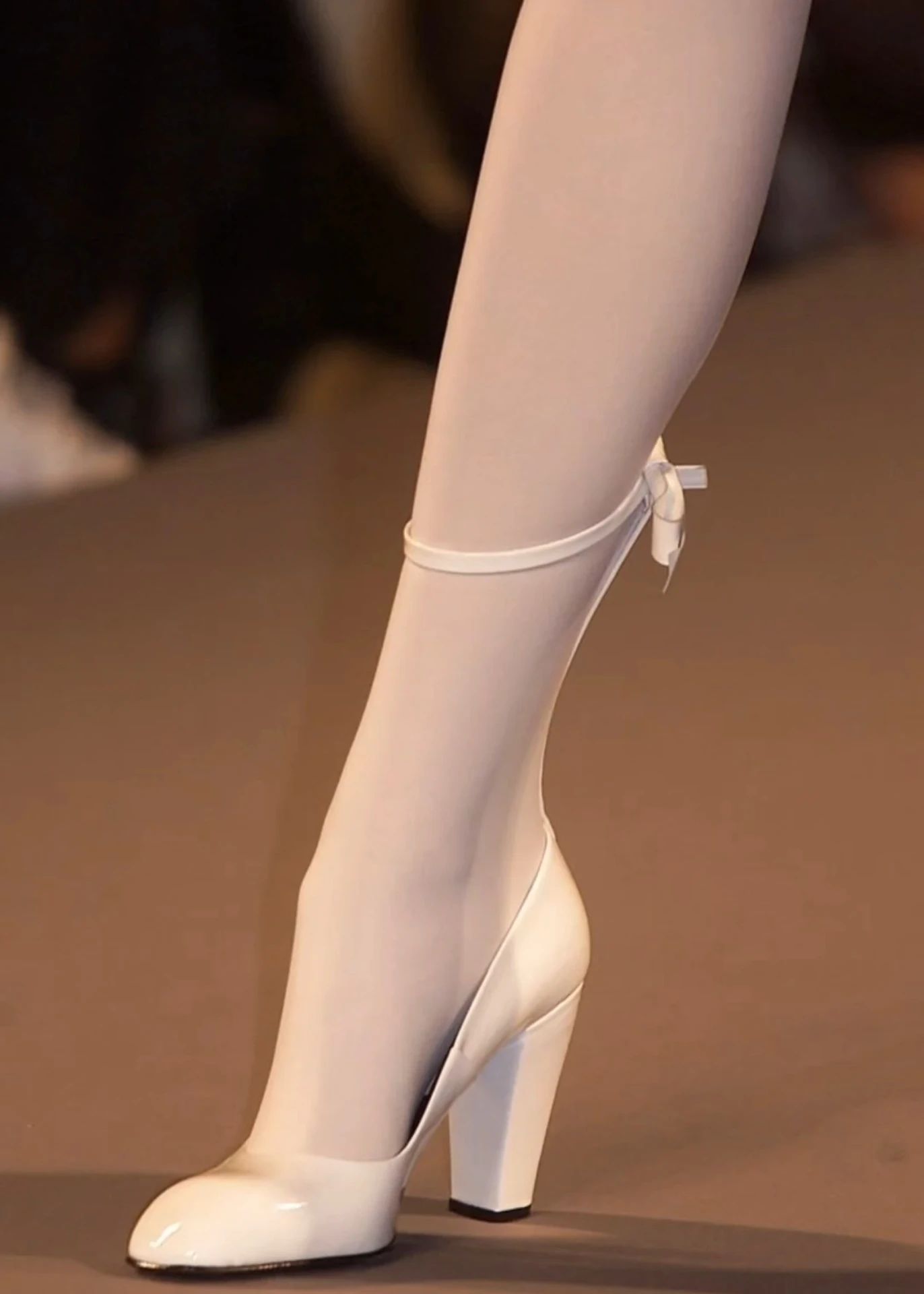 高跟 粗跟 西班牙粉 牛奶咖啡色 红褐粉 圆头 皮革  - VALI鞋履AI设计主图