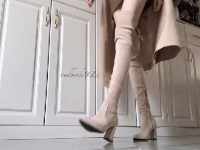 银牡丹色 苍白灰 褐灰色 皮革 