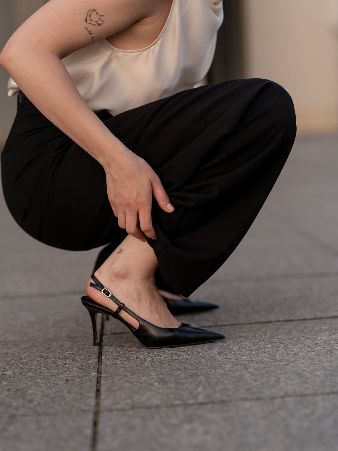 高跟 细跟 燕尾服 咖啡褐色 板岩黑 无帮 袢扣 皮革  - VALI鞋履AI设计主图