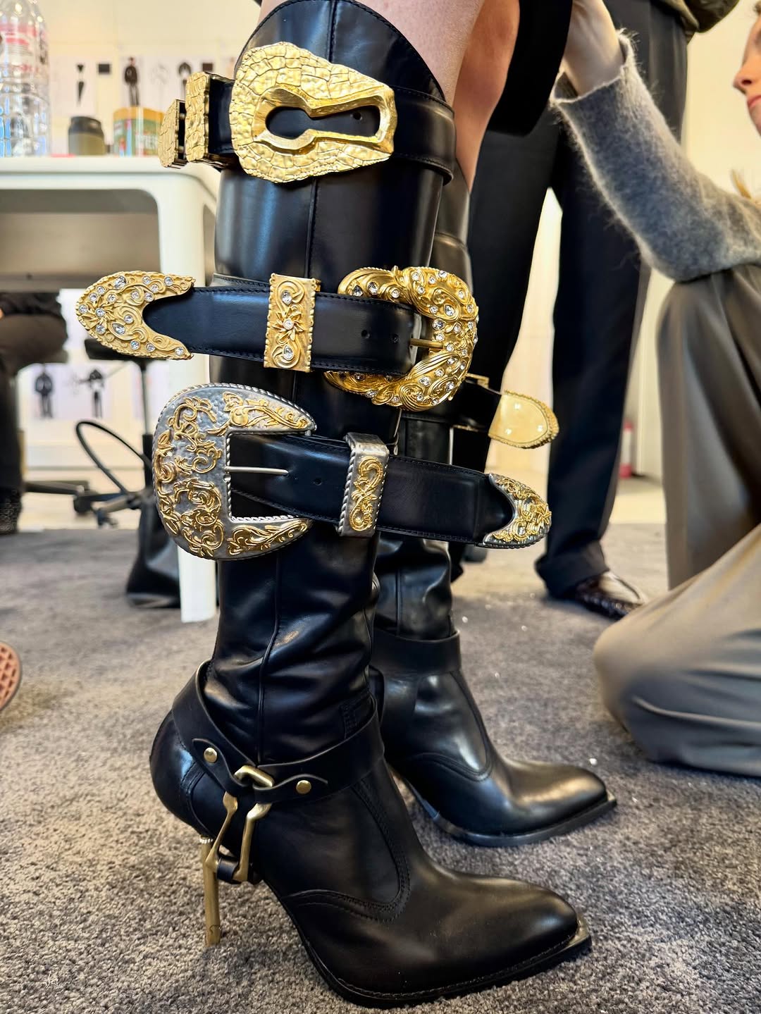 高跟 细跟 蓝黑色 板岩黑 暗影蓝 尖头 皮革  - VALI鞋履AI设计主图