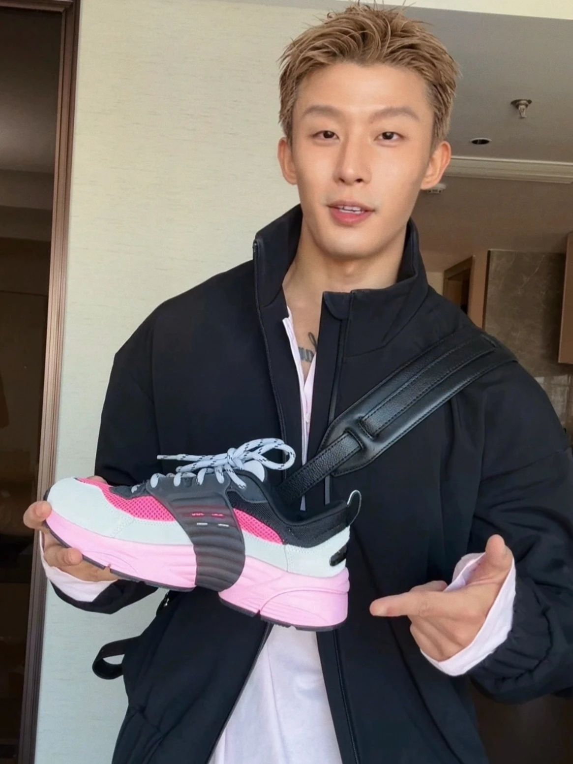 针织面料 H型 立领 中长袖 基础袖 剪影 幻蓝色 粉色薄纱 基础拉链  - VALI鞋履AI设计主图