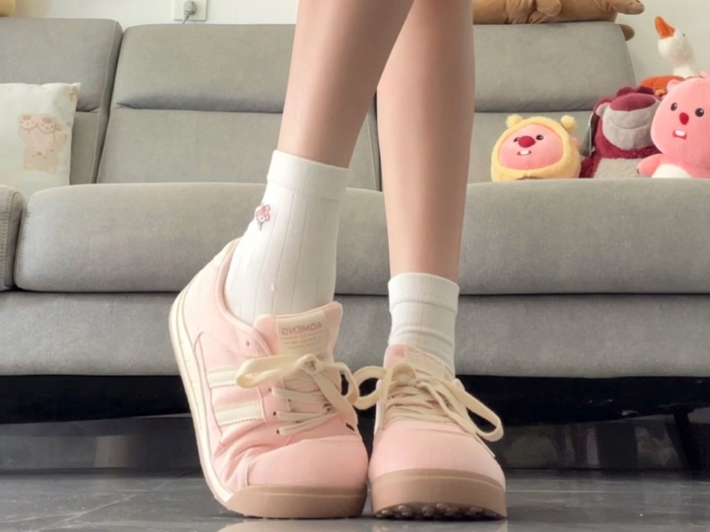 乳粉色 安静 卡布奇诺泡沫 圆头 中帮 魔术贴 皮革  - VALI鞋履AI设计主图