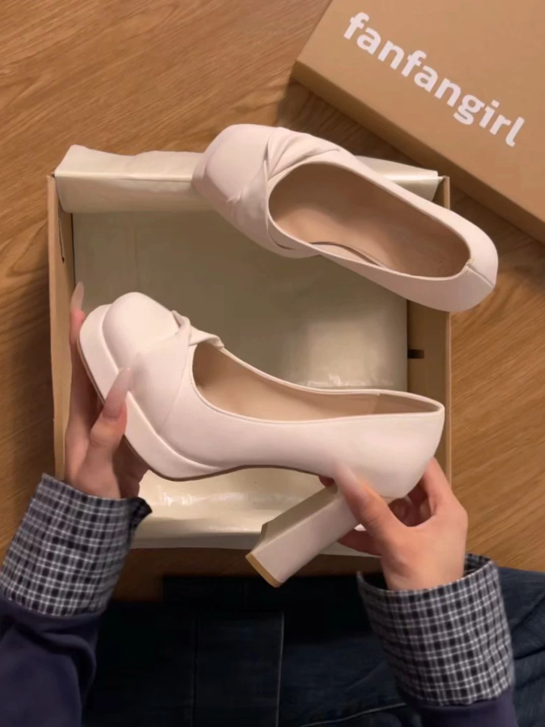 粗跟 奶油奶酪 灰白红 奶油褐 方头 低帮 一脚蹬 浅口鞋 皮革  - VALI鞋履AI设计主图