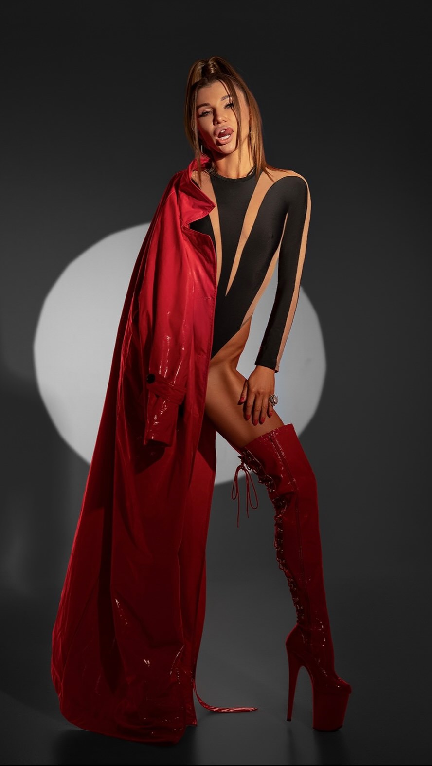 防护功能 不对称 非常规袖 拼接 大丽花红 肾上腺素 陨石色 基础绳带  - VALI鞋履AI设计主图