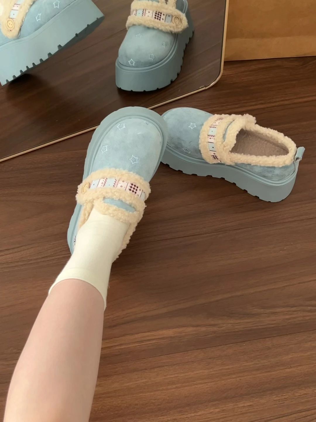 海雾蓝 翡翠色 白蓝色 圆头 深口鞋 皮革  - VALI鞋履AI设计主图