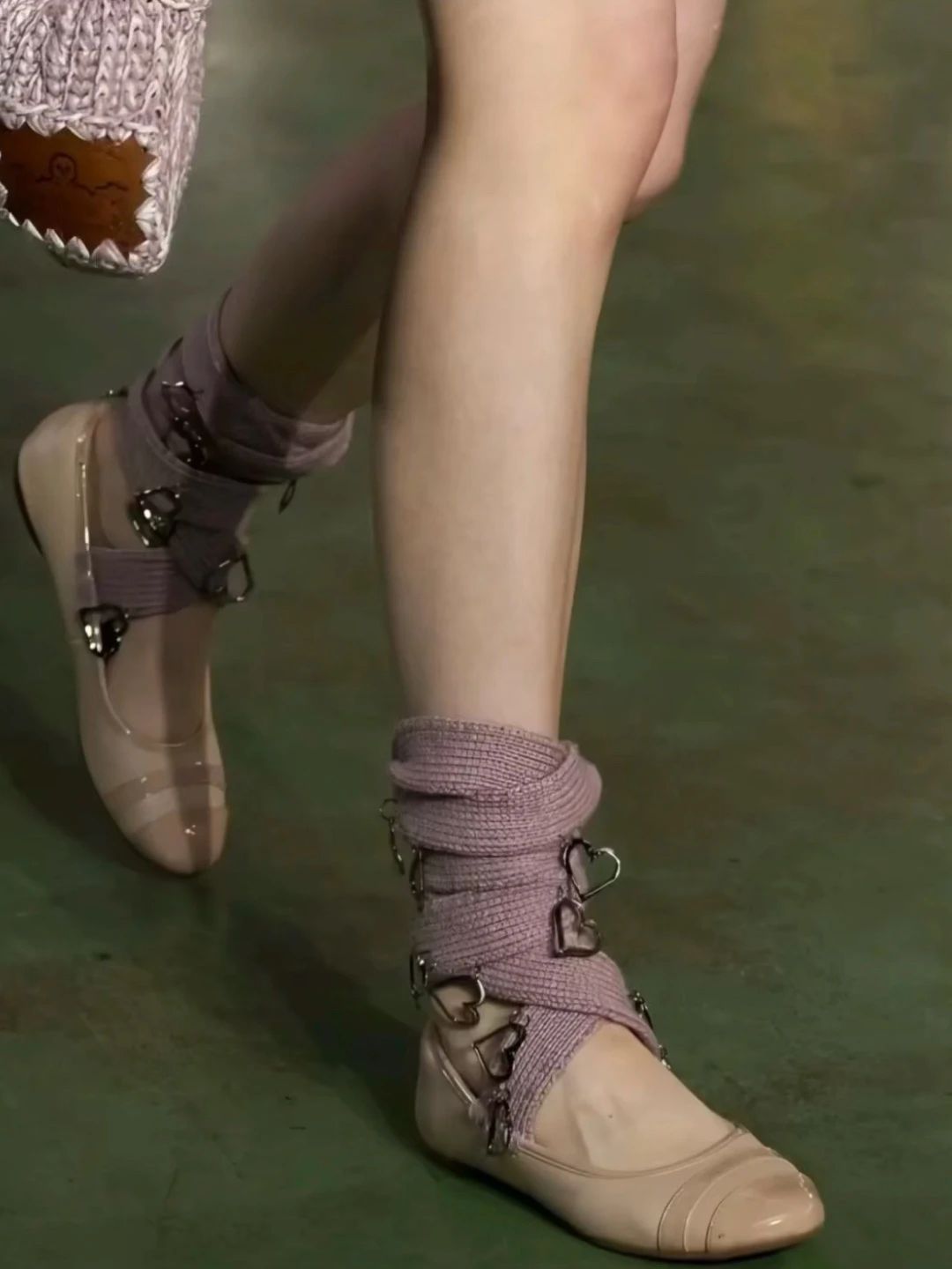 咖啡褐色 深灰褐色 阿芙佳朵 圆头 插扣 中口鞋 皮革  - VALI鞋履AI设计主图