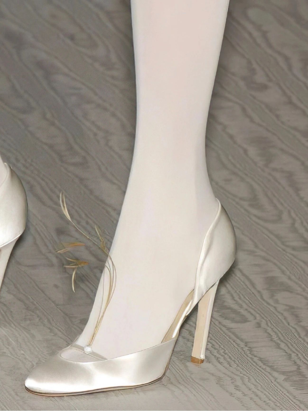 高跟 细跟 微粉 轻白色 钟乳石 尖头 低帮 一脚蹬 浅口鞋 皮革  - VALI鞋履AI设计主图