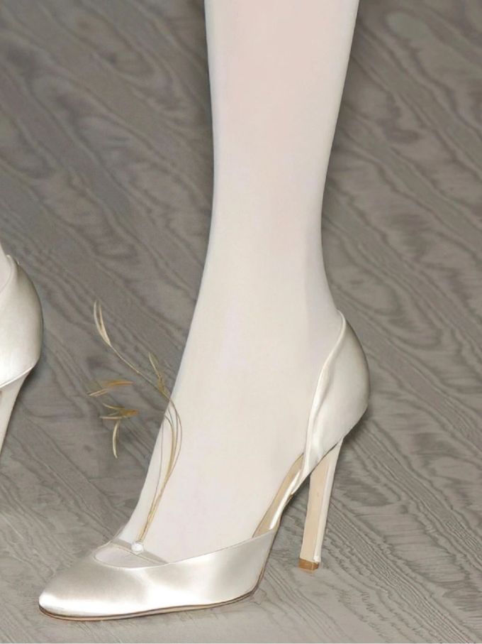 高跟 细跟 微粉 轻白色 钟乳石 尖头 低帮 一脚蹬 浅口鞋 皮革 