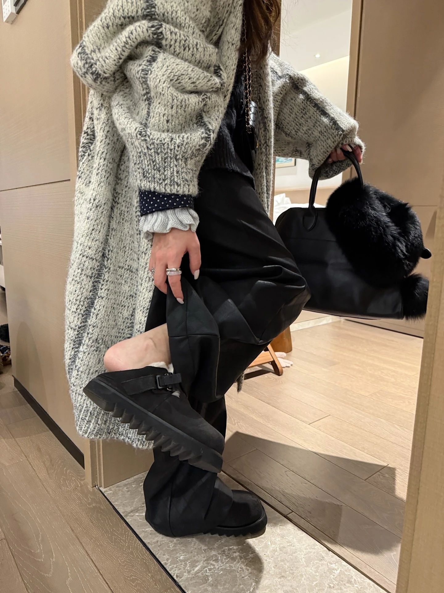 粗跟 陨石色 墨黑色 灯黑 圆头 袢扣 皮革  - VALI鞋履AI设计主图