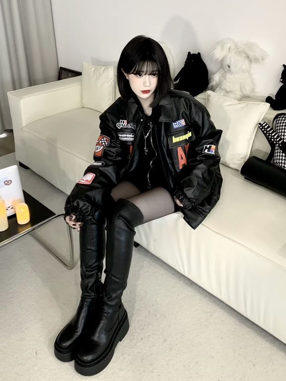 皮革面料 翻领 中长袖 基础袖 局部印染 徽章标记 字母 贴布绣 燕尾服 咖啡褐色 灯黑 徽章 潮牌 韩系休闲 休闲 