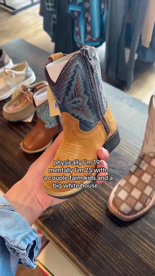 粗跟 夜空色 黄晶色 苦巧克力色 圆头 皮革  - VALI鞋履AI设计主图