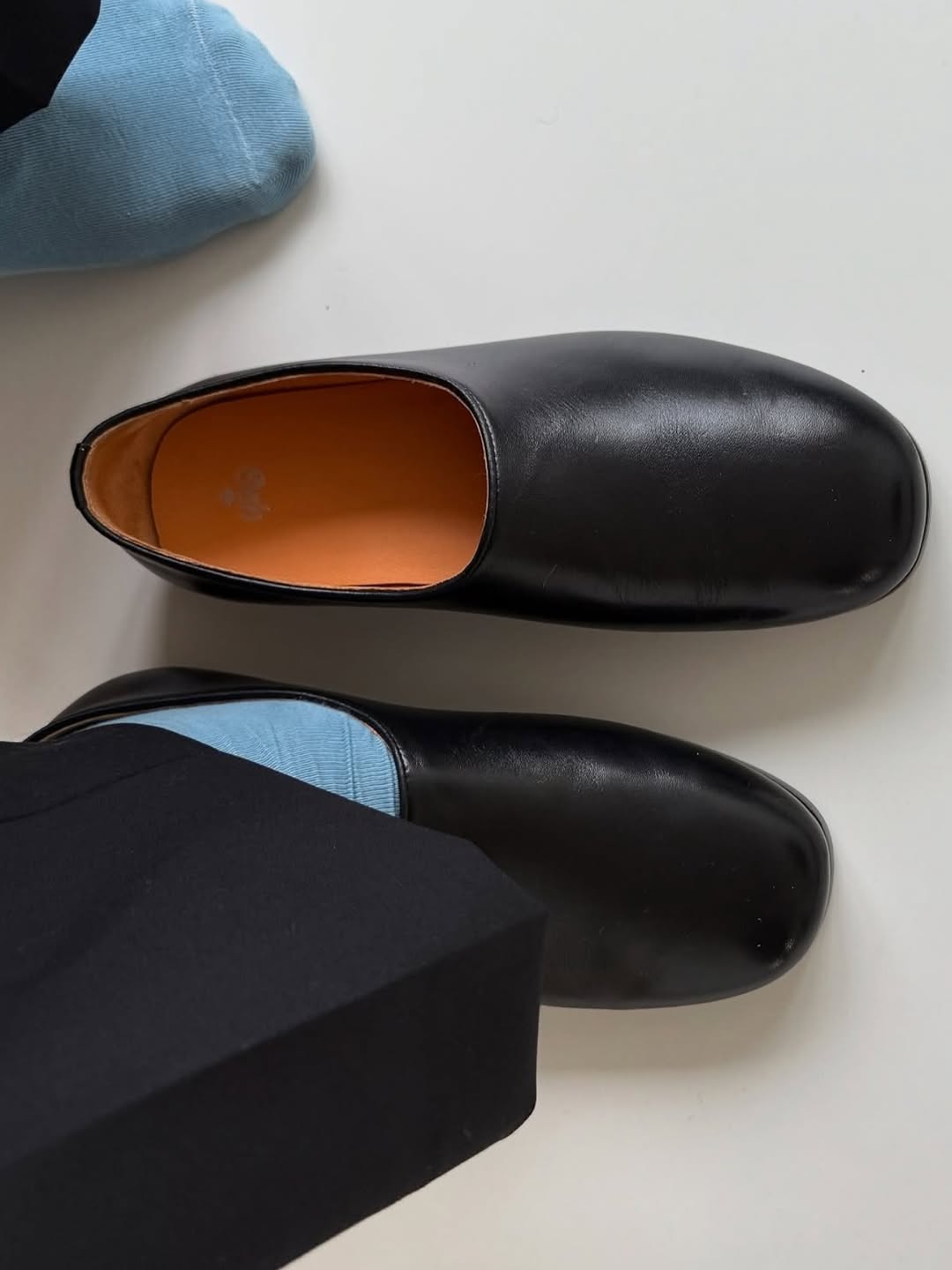 黑美人 棕灰色 素净色 圆头 低帮 深口鞋 皮革  - VALI鞋履AI设计主图