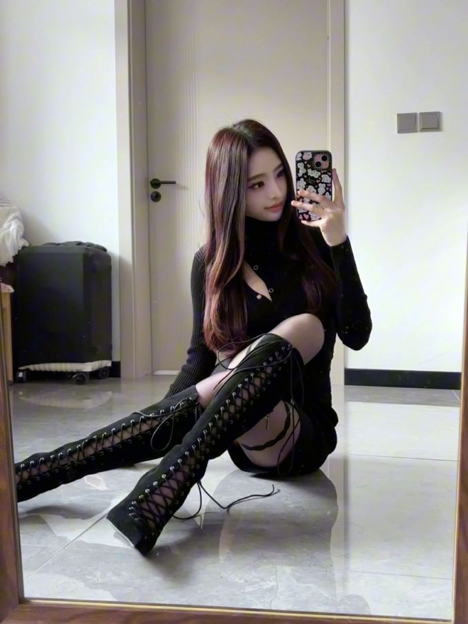 毛纺 圆形领 中长袖 基础袖 细针 燕尾服 里斯特雷托 基础扣饰 性感 