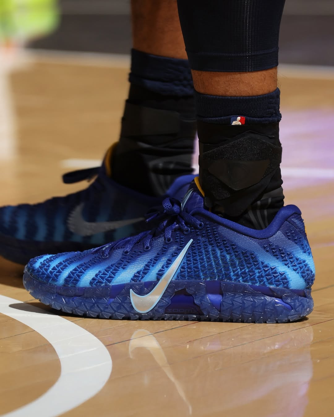 方钠石蓝 信标蓝 海洋洞穴 低帮 系带 网面  - VALI鞋履AI设计主图