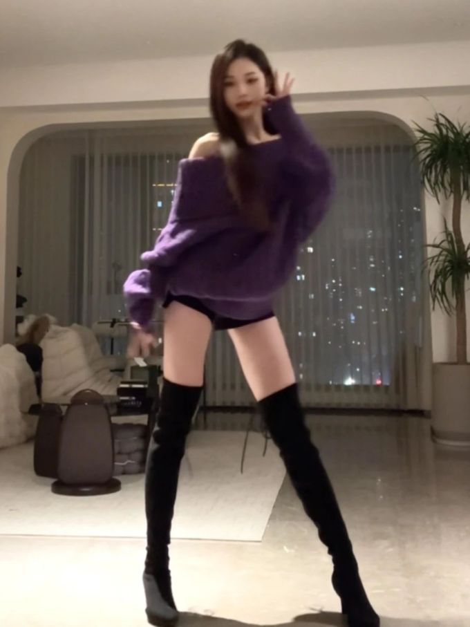 毛纺 圆形领 中长袖 冷肩 细针 冬花 黑布李色 