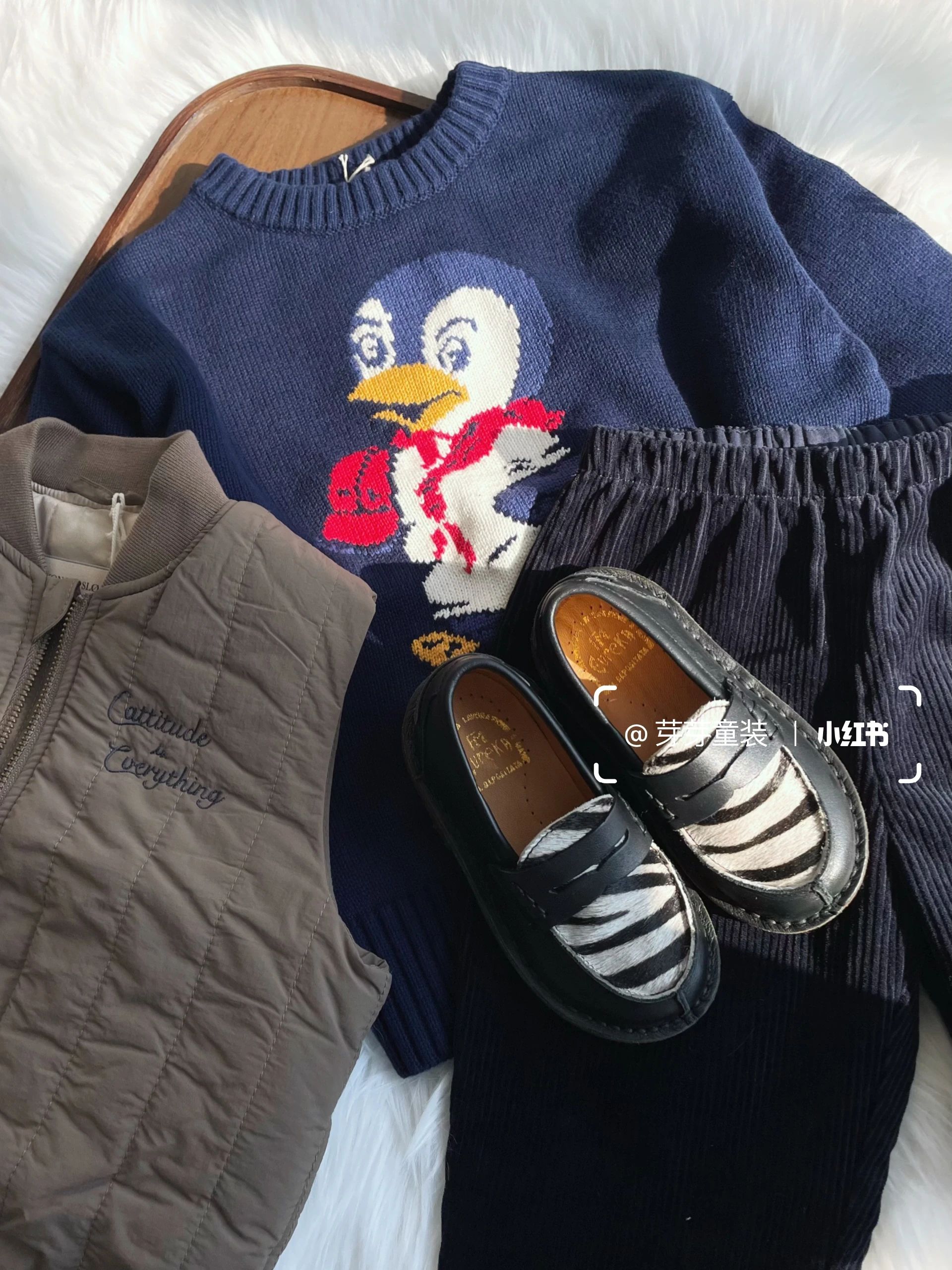 毛纺 圆形领 中长袖 基础袖 局部印染 细针 提花-绞花 男中音蓝 中世纪蓝 灰蓝色  - VALI鞋履AI设计主图