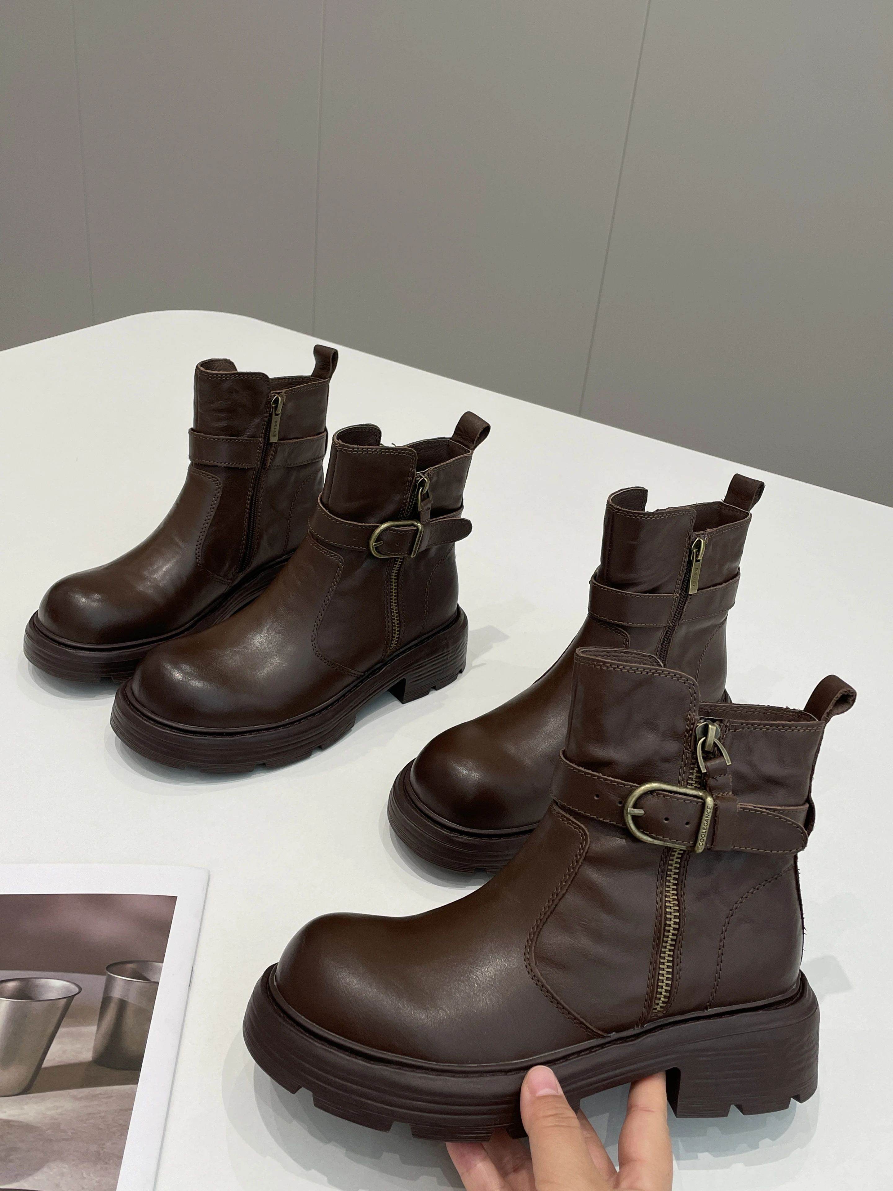 棕灰色 鼹鼠色 土耳其咖啡色 圆头 袢扣 皮革  - VALI鞋履AI设计主图