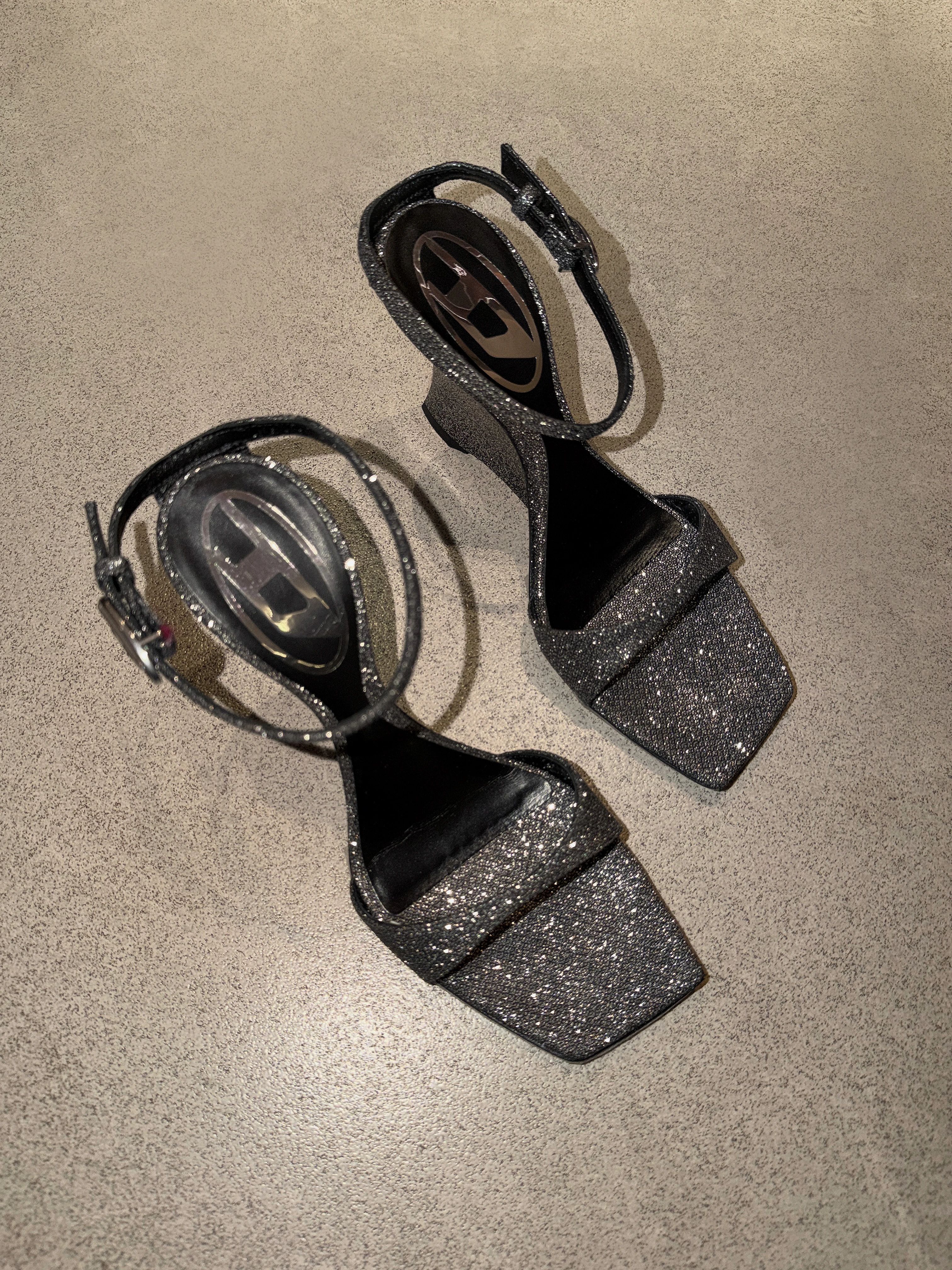 高跟 粗跟 陨石色 棕灰色 灯黑 无帮 袢扣  - VALI鞋履AI设计主图