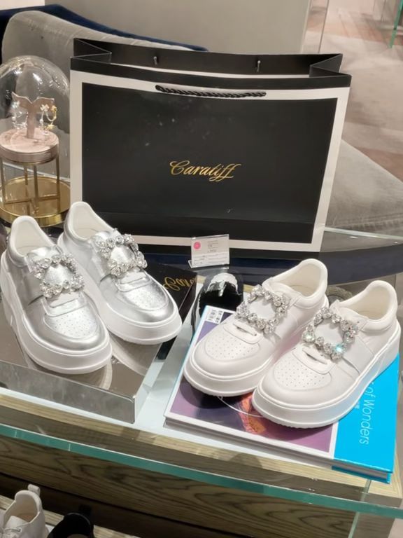 雪峰 月光色 糖 圆头 低帮 皮革 